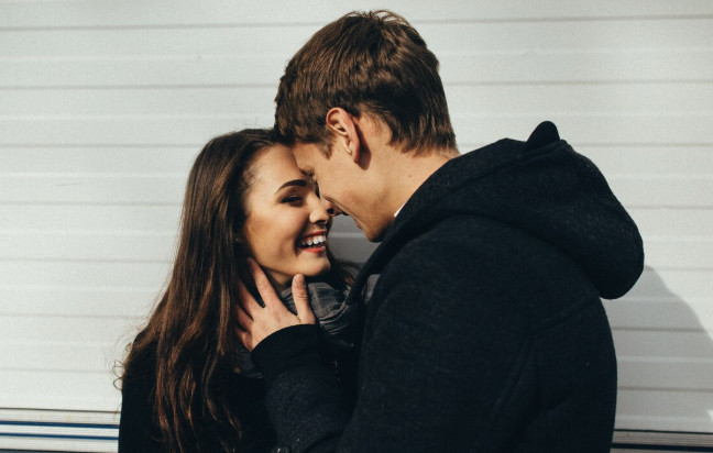 Devet fizičkih znakova koji pokazuju da je žena zainteresovana za vas - featured image Devet fizičkih znakova koji pokazuju da je žena zainteresovana za vas - featured image