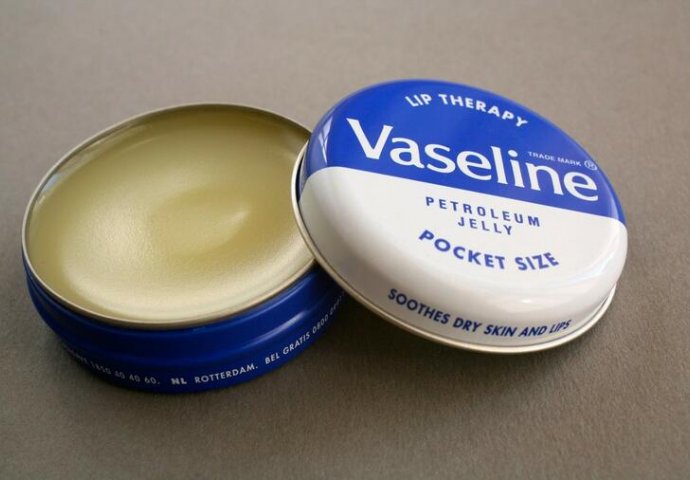 NAMAZALA JE UHO VAZELINOM I SAČEKALA PAR MINUTA Kad vidite rezultat, iste minute ćete uraditi isto - featured image