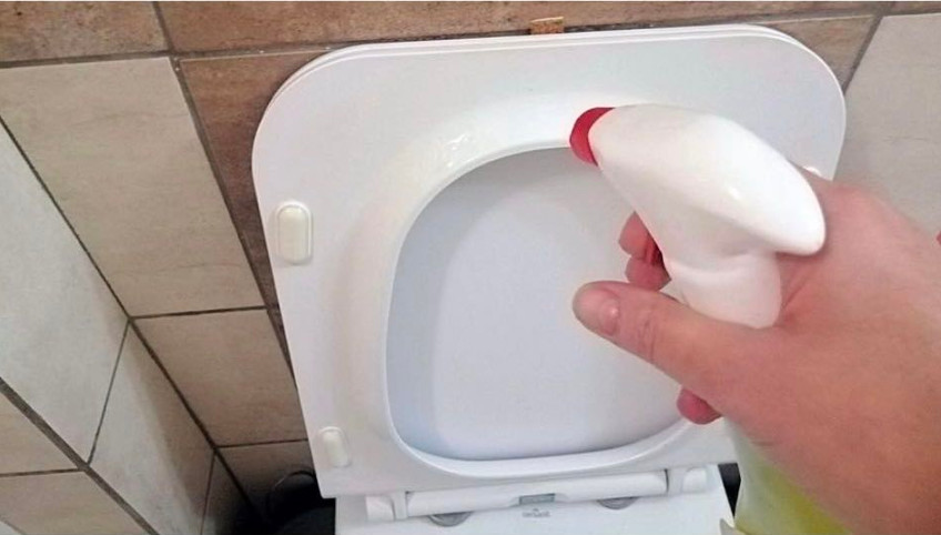 POPRSKAJTE ovo na WC dasku i zablistaće kao nova: Žute mrlje i prljavština će nestati ODMAH! - featured image POPRSKAJTE ovo na WC dasku i zablistaće kao nova: Žute mrlje i prljavština će nestati ODMAH! - featured image