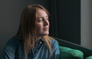 Njena ćerka je nestala u tržnom centru – a istina ju je pronašla dve godine kasnije na obali mora