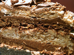 Hrskava čokoladno kesten torta – Spoj elegancije, tekstura i bogatog ukusa