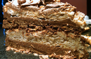 Hrskava čokoladno kesten torta – Spoj elegancije, tekstura i bogatog ukusa