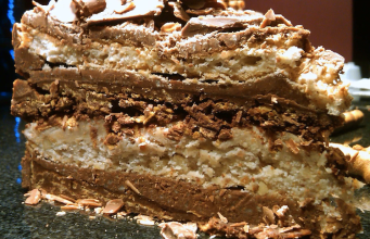 Hrskava čokoladno kesten torta – Spoj elegancije, tekstura i bogatog ukusa