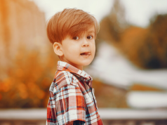 Svi su mislili da dete preteruje… dok nisu videli šta se krije u njegovom krevetu