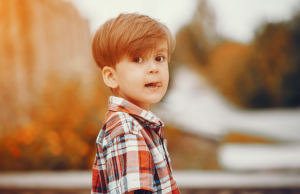 Svi su mislili da dete preteruje… dok nisu videli šta se krije u njegovom krevetu