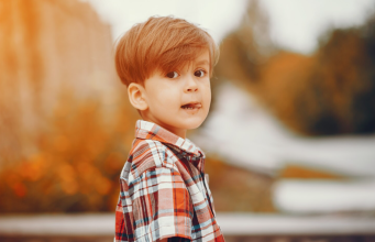 Svi su mislili da dete preteruje… dok nisu videli šta se krije u njegovom krevetu