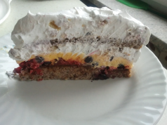 Bogata torta s lješnjacima, čokoladom i šumskim voćem – Čista čarolija