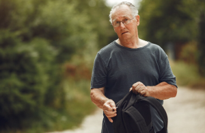 Starac sa modricama molio za hranu… dok ga sin nije prepoznao