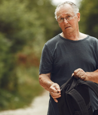 Starac sa modricama molio za hranu… dok ga sin nije prepoznao