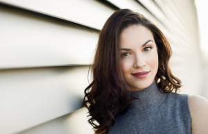 Izbacila me sa 16 da spase novu porodicu – Vratila se kada sam postala uspešna