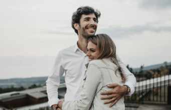 Bogataš je zamolio beskućnicu da mu glumi vjerenicu – istina je sve promijenila