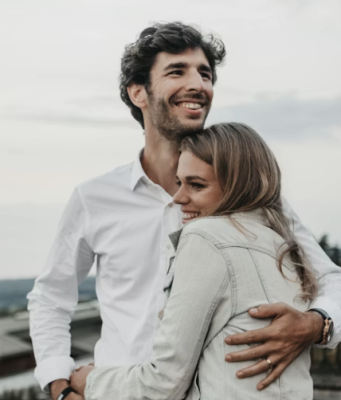 Bogataš je zamolio beskućnicu da mu glumi vjerenicu – istina je sve promijenila