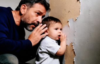 Mislio sam da je moj jednogodišnji sin samo čudan… dok nije rekao: „Tata, slušaj“