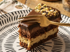 Čokoladno-pistacija torta koja osvaja na prvi zalogaj