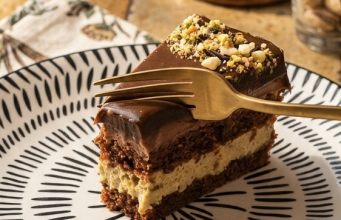 Čokoladno-pistacija torta koja osvaja na prvi zalogaj