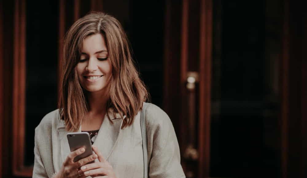 Šta znači ako se osoba hvalisa objavama na društvenim mrežama, prema psihologiji - featured image