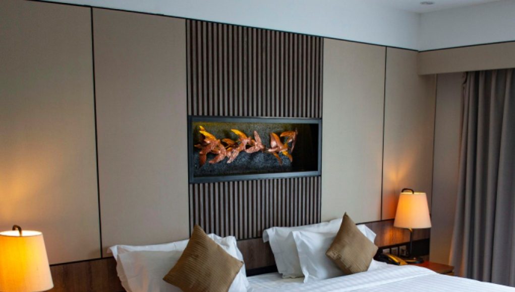 Čemu zapravo služi uska traka od tkanine preko hotelskog kreveta? - featured image