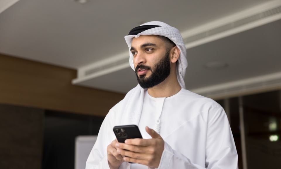 Pitala sam Arapina da li misli o osećanjima svoje žene kad dovede drugu u kuću: Njegov odgovor me šokirao - featured image