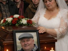 Na sahrani mog muža, dok su rođaci, naša djeca i unuci stajali pored kovčega oplakujući pokojnika, vrata su se iznenada otvorila i u prostoriju je ušla meni nepoznata žena u vjenčanici. Na sahrani mog muža, dok su rođaci, naša djeca i unuci stajali pored kovčega oplakujući pokojnika, vrata su se iznenada otvorila i u prostoriju je ušla meni nepoznata žena u vjenčanici. - featured image