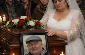 Na sahrani mog muža, dok su rođaci, naša djeca i unuci stajali pored kovčega oplakujući pokojnika, vrata su se iznenada otvorila i u prostoriju je ušla meni nepoznata žena u vjenčanici. Na sahrani mog muža, dok su rođaci, naša djeca i unuci stajali pored kovčega oplakujući pokojnika, vrata su se iznenada otvorila i u prostoriju je ušla meni nepoznata žena u vjenčanici. - featured image