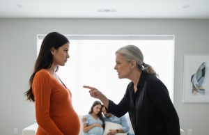 Ljubavnica mog muža i ja smo zatrudnjele; moja svekrva je rekla: Tko god ima sina, zadržat će ga. Ljubavnica mog muža i ja smo zatrudnjele; moja svekrva je rekla: Tko god ima sina, zadržat će ga. - featured image