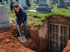 Unuk je iskopao grob svog dede i otkrio skrivena vrata ispod njega. Kada ih je otvorio, njegov vrisak odjeknuo je celim grobljem. Unuk je iskopao grob svog dede i otkrio skrivena vrata ispod njega. Kada ih je otvorio, njegov vrisak odjeknuo je celim grobljem. - featured image