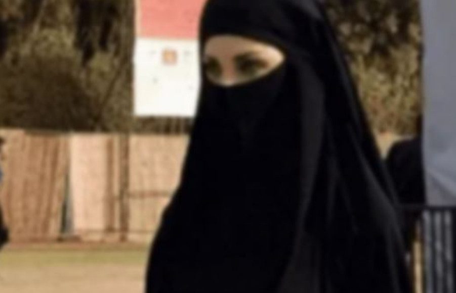 Na glavi burka, a dole haos, bruka i sramota: Ova djevojka je postala viralni hit, dobro pogledajte donji dio slike, auu - featured image