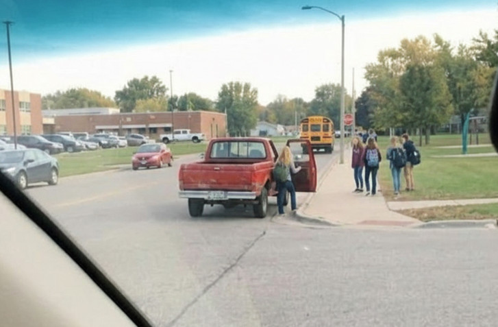 Tajne moje tinejdžerke: kada škola nije ono što izgleda - featured image Tajne moje tinejdžerke: kada škola nije ono što izgleda - featured image