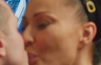 Ceca Ražnatović uhvaćena kako ljubi crnog prezgodnog muškarca: Evo ko je on, svi ga znate Ceca Ražnatović uhvaćena kako ljubi crnog prezgodnog muškarca: Evo ko je on, svi ga znate - featured image