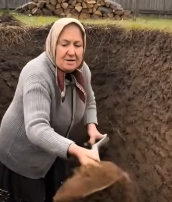 Svi u selu su mislili da je starica izgubila razum kad je počela da kopa nasred dvorišta, ali ono što je iskopala zaledilo je svima krv u žilama