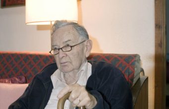 Miloš je tokom rata u Bosni u svojoj kući krio sinove komšije muslimana: Održavao im baštu kad su izbegli u Italiju, a kad je umro, na sahrani se pojavili… Miloš je tokom rata u Bosni u svojoj kući krio sinove komšije muslimana: Održavao im baštu kad su izbegli u Italiju, a kad je umro, na sahrani se pojavili… - featured image