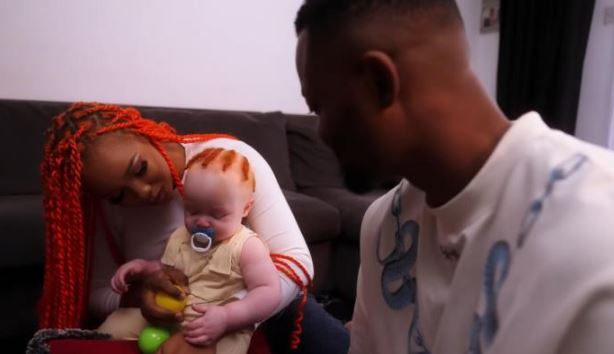 Crni roditelji dobili potpuno belu bebu sa riđom kosom: Ocu savetovali da uradi DNK test, a onda je otrkivena šokantna istina - featured image