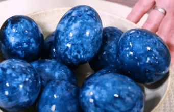 ŽENA OFARBALA JAJA NA POTPUNO PRIRODAN NAČIN I ODUŠEVILA: Za “Zvezdano nebo” su vam potrebna samo ova 2 čaja