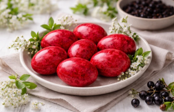 Na OVAJ NAČIN Ruskinje dobijaju NAJLEPŠE CRVENE NIJANSE I EFEKAT MERMERA: Uskršnja jaja izgledaju nestvarno, a tehnika je potpuno prirodna