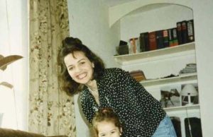 Rođena je na Kosovu i Metohiji, od majke Vere i oca Albanca koji je ćerku sa 13 godina uveo u svet estrade: Vaspitali je da bude porodična, a nema skandaloznije