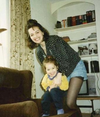 Rođena je na Kosovu i Metohiji, od majke Vere i oca Albanca koji je ćerku sa 13 godina uveo u svet estrade: Vaspitali je da bude porodična, a nema skandaloznije