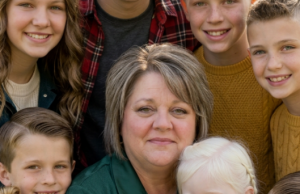 Moj muž je ostavio mene i našu osmero djece zbog mlađe žene – ali kada sam dobila njegovu govornu poštu u 2 sata ujutro mjesec dana kasnije, shvatila sam da ga je karma konačno sustigla.