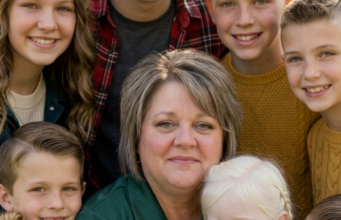 Moj muž je ostavio mene i našu osmero djece zbog mlađe žene – ali kada sam dobila njegovu govornu poštu u 2 sata ujutro mjesec dana kasnije, shvatila sam da ga je karma konačno sustigla.