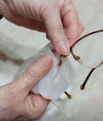 NIKAKO NE BACAJTE NAOČARE KADA IZGREBETE STAKLA: NIKAKO NE BACAJTE NAOČARE KADA IZGREBETE STAKLA: - featured image