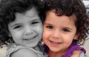 Izgubila sam blizanku — ali tri godine kasnije učiteljica je rekla nešto što me zaledilo