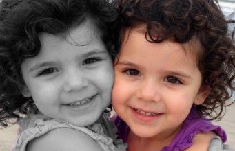 Izgubila sam blizanku — ali tri godine kasnije učiteljica je rekla nešto što me zaledilo