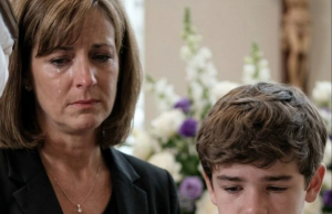 Na sahrani mog muža pojavio se dečak — i promenio mi život zauvek