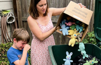 Moj unuk je ispleo 100 zečeva za bolesnu decu — nova snaja ih je bacila u smeće