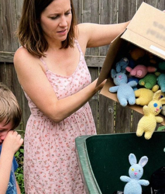 Moj unuk je ispleo 100 zečeva za bolesnu decu — nova snaja ih je bacila u smeće