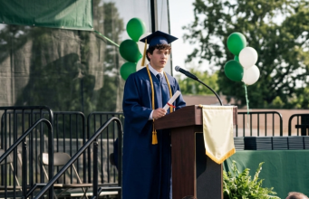 Prodala je venčani prsten zbog sina — njegov potez na diplomi šokirao je sve