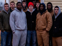 Vratila sam se kući i zatekla 10 mladića unutra – ostala sam bez reči