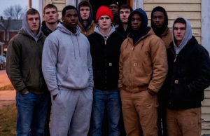 Vratila sam se kući i zatekla 10 mladića unutra – ostala sam bez reči