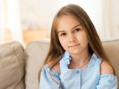 Moja kćerka je kupila patike siromašnom dječaku – sutradan me direktor hitno pozvao u školu