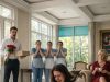 „Vratio sam se ranije kući da iznenadim svoju trudnu suprugu… ali čim sam prešao prag, zatekao sam je na koljenima kako riba pod, dok su kućne pomoćnice stajale nepomično i posmatrale je…