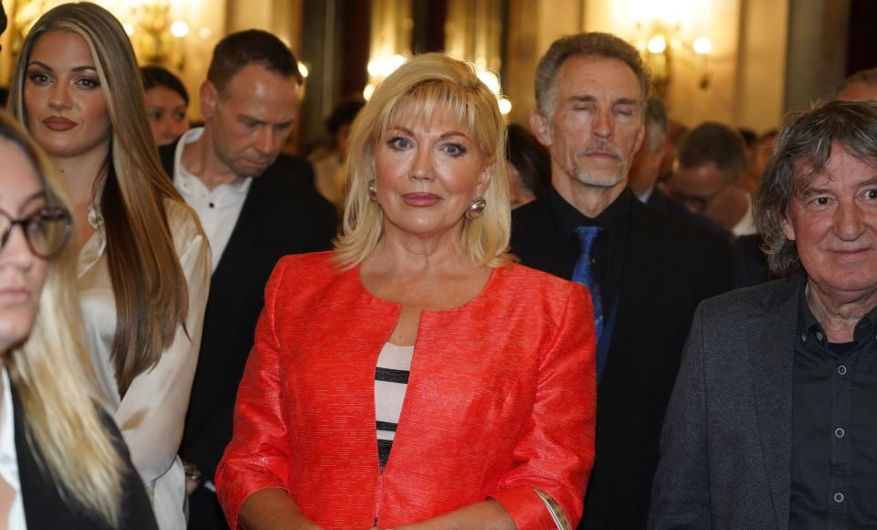 Suzana Mančić ljubi uglednog Grka već 25 godina: A iznenadiće vas kakvu titulu ima, čime se bavi i koliko zarađuje godišnje - featured image